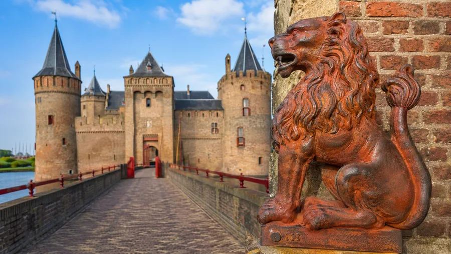 Getting to Muiderslot Castle from Amsterdam